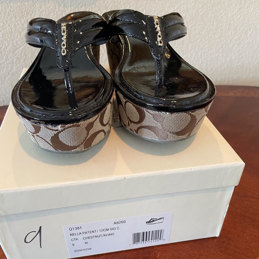 NIB Coach Nella Black Patent Chestnut/Khaki Signature C Wedge Thong Sandals - Picture 5 of 6